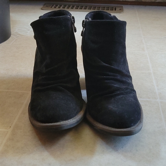 Cute ankle booties - Picture 2 of 5